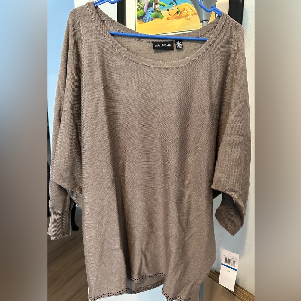 Long sleeve and skirt in knit material. Grey with black trim. XL